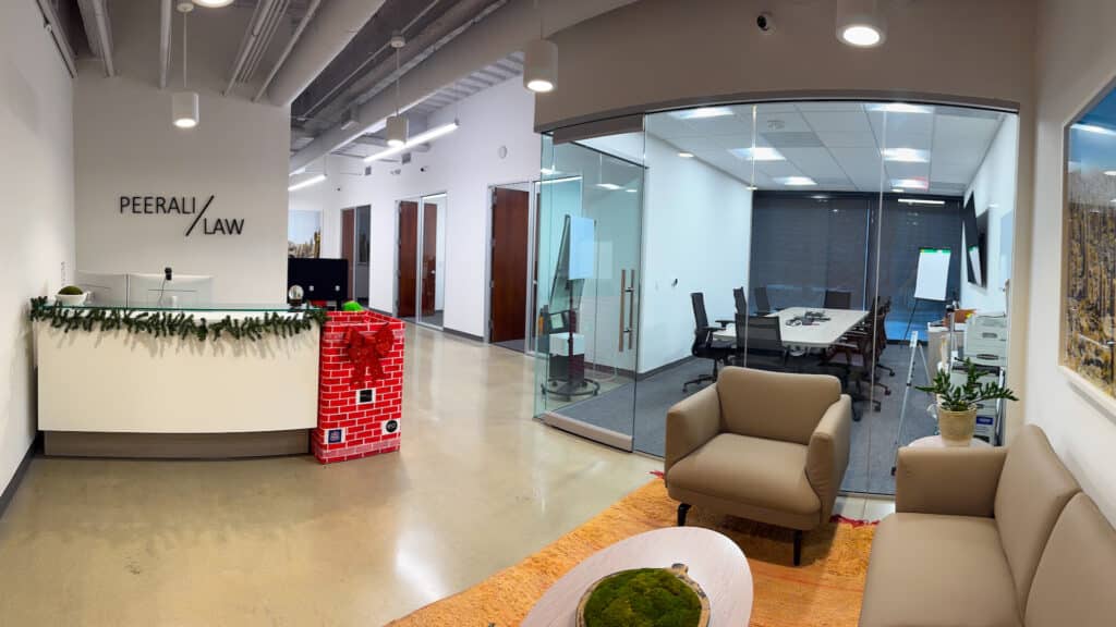 Interior de la oficina de Peerali Law con sala de espera, recepción y sala de conferencias en Hollywood Hills, Los Ángeles